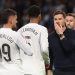 Pelatih Real Madrid, Xabi Alonso, memberikan instruksi kepada para pemainnya dalam laga lanjutan Liga Spanyol 2025-2026 di mana Los Blancos menaklukkan Valencia dengan skor telak 4-0 pada Sabtu (2/11/2025) atau Minggu dini hari WIB.(AFP/OSCAR DEL POZO)