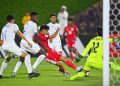 Penyerang Timnas U17 Indonesia, Mierza Firjatullah, menendang bola ke gawang kiper Timnas U17 Honduras Noel Eduardo Valladares Carrasco (kanan) pada laga Grup H Piala Dunia U17 2025 di Lapangan 2 Aspire Zone, Doha, Qatar, Senin (10/11/2025). (ANTARA FOTO/Bayu Pratama S)