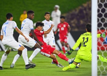 Penyerang Timnas U17 Indonesia, Mierza Firjatullah, menendang bola ke gawang kiper Timnas U17 Honduras Noel Eduardo Valladares Carrasco (kanan) pada laga Grup H Piala Dunia U17 2025 di Lapangan 2 Aspire Zone, Doha, Qatar, Senin (10/11/2025). (ANTARA FOTO/Bayu Pratama S)