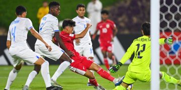 Penyerang Timnas U17 Indonesia, Mierza Firjatullah, menendang bola ke gawang kiper Timnas U17 Honduras Noel Eduardo Valladares Carrasco (kanan) pada laga Grup H Piala Dunia U17 2025 di Lapangan 2 Aspire Zone, Doha, Qatar, Senin (10/11/2025). (ANTARA FOTO/Bayu Pratama S)