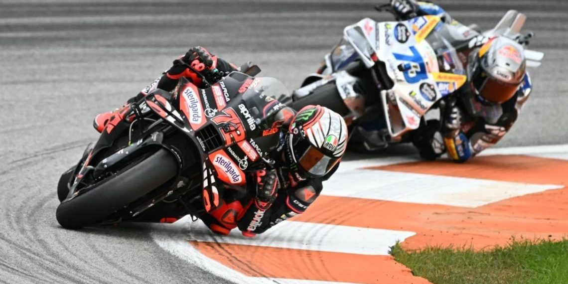 Pebalap Aprilia Racing, Marco Bezzecchi, melaju di depan pebalap BK8 Gresini Racing, Alex Marquez, dalam balapan MotoGP Valencia 2025 di Sirkuit Ricardo Tormo di Cheste pada 16 November 2025. (Foto oleh JOSE JORDAN / AFP)(AFP/JOSE JORDAN)