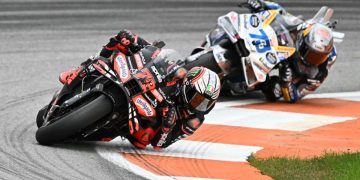 Pebalap Aprilia Racing, Marco Bezzecchi, melaju di depan pebalap BK8 Gresini Racing, Alex Marquez, dalam balapan MotoGP Valencia 2025 di Sirkuit Ricardo Tormo di Cheste pada 16 November 2025. (Foto oleh JOSE JORDAN / AFP)(AFP/JOSE JORDAN)