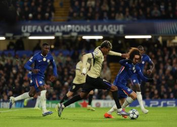 Lamine Yamal dibayangi Marc Cucurella dalam pertandingan sepak bola fase liga Liga Champions antara Chelsea vs Barcelona di Stamford Bridge di London pada 25 November 2025. (Foto oleh Adrian Dennis / AFP)(AFP/ADRIAN DENNIS)