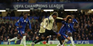Lamine Yamal dibayangi Marc Cucurella dalam pertandingan sepak bola fase liga Liga Champions antara Chelsea vs Barcelona di Stamford Bridge di London pada 25 November 2025. (Foto oleh Adrian Dennis / AFP)(AFP/ADRIAN DENNIS)