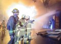 Kebakaran hebat melanda Jalan Terusan Pasir Koja, Bandung. Sepuluh kios kayu ludes terbakar diduga akibat korsleting listrik. Petugas damkar kerahkan belasan unit untuk padamkan api. (Ave/pasjabar)