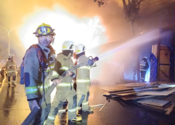 Kebakaran hebat melanda Jalan Terusan Pasir Koja, Bandung. Sepuluh kios kayu ludes terbakar diduga akibat korsleting listrik. Petugas damkar kerahkan belasan unit untuk padamkan api. (Ave/pasjabar)