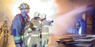 Kebakaran hebat melanda Jalan Terusan Pasir Koja, Bandung. Sepuluh kios kayu ludes terbakar diduga akibat korsleting listrik. Petugas damkar kerahkan belasan unit untuk padamkan api. (Ave/pasjabar)