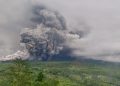 Status Gunung Semeru naik ke level ‘Awas’ hanya dalam satu jam. Awan panas hingga 13 km, 300 warga mengungsi, dan BPBD menetapkan tanggap darurat 7 hari. (BNPB)