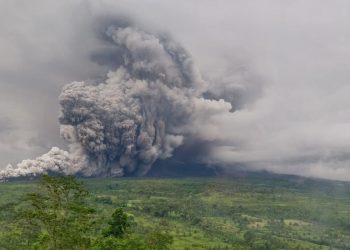 Status Gunung Semeru naik ke level ‘Awas’ hanya dalam satu jam. Awan panas hingga 13 km, 300 warga mengungsi, dan BPBD menetapkan tanggap darurat 7 hari. (BNPB)