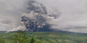 Status Gunung Semeru naik ke level ‘Awas’ hanya dalam satu jam. Awan panas hingga 13 km, 300 warga mengungsi, dan BPBD menetapkan tanggap darurat 7 hari. (BNPB)