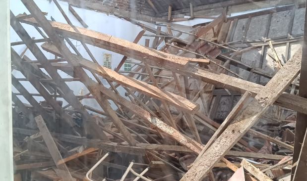 SMP Pasundan 1 ambruk