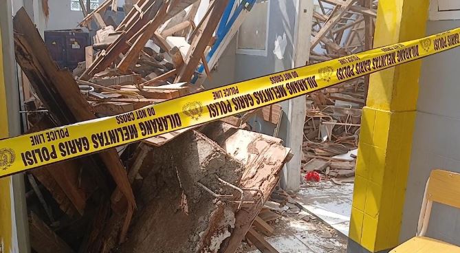 SMP Pasundan 1 ambruk 