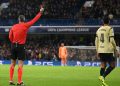 Bek Barcelona Ronald Araujo mendapat kartu merah saat melawan Chelsea (Foto: Mike Hewitt/Getty Images)