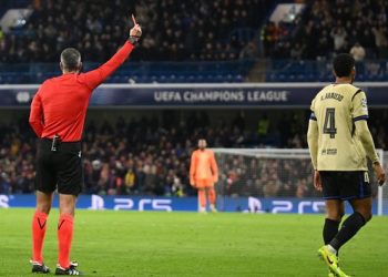 Bek Barcelona Ronald Araujo mendapat kartu merah saat melawan Chelsea (Foto: Mike Hewitt/Getty Images)