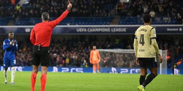 Bek Barcelona Ronald Araujo mendapat kartu merah saat melawan Chelsea (Foto: Mike Hewitt/Getty Images)