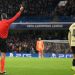 Bek Barcelona Ronald Araujo mendapat kartu merah saat melawan Chelsea (Foto: Mike Hewitt/Getty Images)