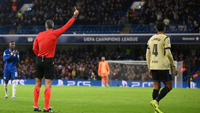 Bek Barcelona Ronald Araujo mendapat kartu merah saat melawan Chelsea (Foto: Mike Hewitt/Getty Images)