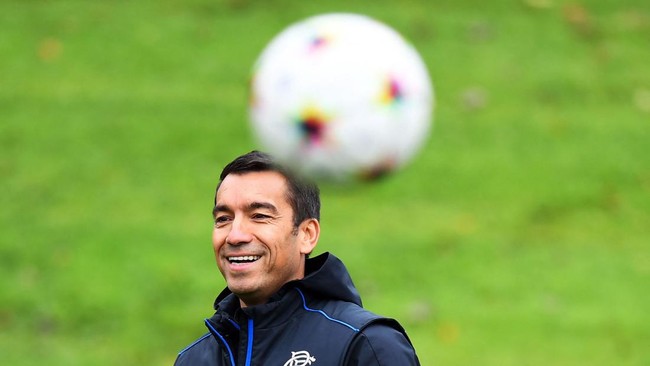 Giovanni Van Bronckhorst dirumorkan bakal menangani Timnas Indonesia. (AFP/ANDY BUCHANAN)