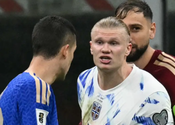 Erling Haaland buka suara soal keributan panas dengan Gianluca Mancini di laga Italia vs Norwegia. Bomber Manchester City itu mengungkap alasan sebenarnya ia sampai ditahan Gianluigi Donnarumma. (Getty Images)