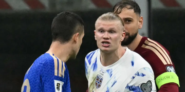 Erling Haaland buka suara soal keributan panas dengan Gianluca Mancini di laga Italia vs Norwegia. Bomber Manchester City itu mengungkap alasan sebenarnya ia sampai ditahan Gianluigi Donnarumma. (Getty Images)