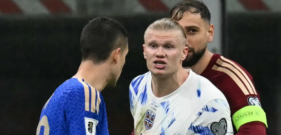 Erling Haaland buka suara soal keributan panas dengan Gianluca Mancini di laga Italia vs Norwegia. Bomber Manchester City itu mengungkap alasan sebenarnya ia sampai ditahan Gianluigi Donnarumma. (Getty Images)
