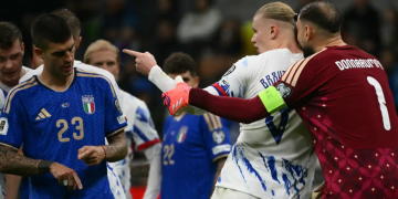 Italia kalah telak 1-4 dari Norwegia dalam laga terakhir Kualifikasi Piala Dunia 2026. Haaland cetak dua gol, Azzurri gagal lolos otomatis dan harus berjuang lewat play-off. (Getty Images)