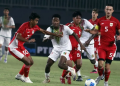 Pesepak bola Timnas Indonesia U-22 Kakang Rudianto (kiri) berusaha mengadang pesepak bola Mali U-22 Maulaye Haidara (keduaa kiri) pada pertandingan persahabatan di Stadion Pakansari, Kabupaten Bogor, Jawa Barat, Sabtu (15/11/2025). ANTARA FOTO/Yulius Satria Wijaya/foc.