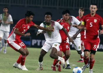 Pesepak bola Timnas Indonesia U-22 Kakang Rudianto (kiri) berusaha mengadang pesepak bola Mali U-22 Maulaye Haidara (keduaa kiri) pada pertandingan persahabatan di Stadion Pakansari, Kabupaten Bogor, Jawa Barat, Sabtu (15/11/2025). ANTARA FOTO/Yulius Satria Wijaya/foc.
