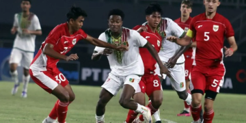Pesepak bola Timnas Indonesia U-22 Kakang Rudianto (kiri) berusaha mengadang pesepak bola Mali U-22 Maulaye Haidara (keduaa kiri) pada pertandingan persahabatan di Stadion Pakansari, Kabupaten Bogor, Jawa Barat, Sabtu (15/11/2025). ANTARA FOTO/Yulius Satria Wijaya/foc.