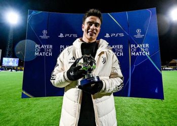 Kenan Yildiz memegang trofi man of the match Liga Champions. Foto: Getty Images/Daniele Badolato - Juventus FC