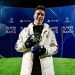 Kenan Yildiz memegang trofi man of the match Liga Champions. Foto: Getty Images/Daniele Badolato - Juventus FC