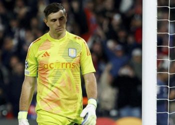 Emiliano Martinez blunder fatal saat Aston Villa dihajar Liverpool. (REUTERS/Stephanie Lecocq)
