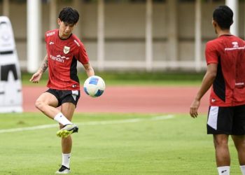Luke Xavier Keet (kiri) mengikuti pelatnas Timnas Indonesia U-23 yang akan berlaga di SEA Games 2025. (ANTARA FOTO/MUHAMMAD ADIMAJA)