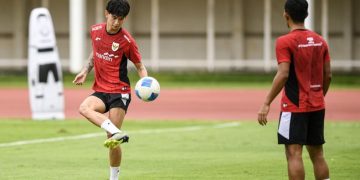 Luke Xavier Keet (kiri) mengikuti pelatnas Timnas Indonesia U-23 yang akan berlaga di SEA Games 2025. (ANTARA FOTO/MUHAMMAD ADIMAJA)