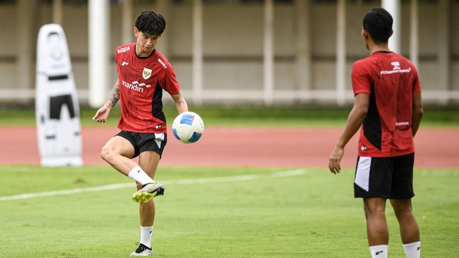 Luke Xavier Keet (kiri) mengikuti pelatnas Timnas Indonesia U-23 yang akan berlaga di SEA Games 2025. (ANTARA FOTO/MUHAMMAD ADIMAJA)