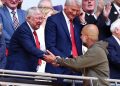 Ferguson menyalami Guardiola usai City memenangi Piala FA pada 2023 lalu. Foto: Getty Images/Chris Brunskill/Fantasista