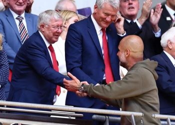 Ferguson menyalami Guardiola usai City memenangi Piala FA pada 2023 lalu. Foto: Getty Images/Chris Brunskill/Fantasista