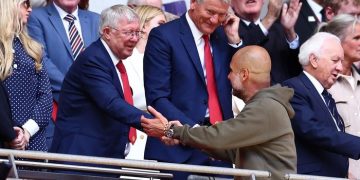 Ferguson menyalami Guardiola usai City memenangi Piala FA pada 2023 lalu. Foto: Getty Images/Chris Brunskill/Fantasista
