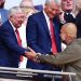 Ferguson menyalami Guardiola usai City memenangi Piala FA pada 2023 lalu. Foto: Getty Images/Chris Brunskill/Fantasista