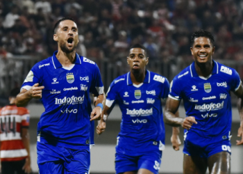 Persib Bandung unggul 2-0 atas Madura United di pekan ke-14 Super League 2025-2026 lewat gol Luciano Guaycochea dan Federico Barba. Kemenangan ini berpotensi membawa Maung Bandung naik ke posisi tiga besar klasemen. (instagram@persib)