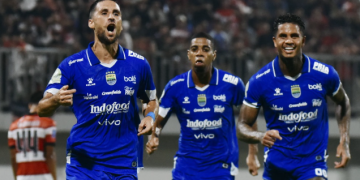 Persib Bandung unggul 2-0 atas Madura United di pekan ke-14 Super League 2025-2026 lewat gol Luciano Guaycochea dan Federico Barba. Kemenangan ini berpotensi membawa Maung Bandung naik ke posisi tiga besar klasemen. (instagram@persib)