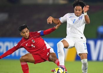 Kapten Timnas Indonesia U-17 I Putu Panji (kiri) saat duel dengan pemain Honduras di Piala Dunia U-17. (ANTARA FOTO/BAYU PRATAMA S)