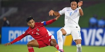 Kapten Timnas Indonesia U-17 I Putu Panji (kiri) saat duel dengan pemain Honduras di Piala Dunia U-17. (ANTARA FOTO/BAYU PRATAMA S)
