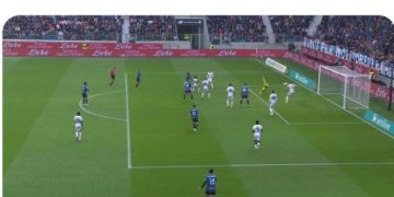 Aksi penyelamatan Jay Idzes saat melawan Atalanta pada lanjutan Liga Italia 2025-2026. (TWITTER SERIE A)