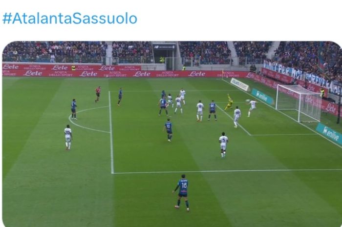 Aksi penyelamatan Jay Idzes saat melawan Atalanta pada lanjutan Liga Italia 2025-2026. (TWITTER SERIE A)