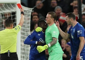 Idrissa Gueye (kanan) masih emosi ketika ditenangkan Jordan Pickford saat ribut dengan Michael Keane dalam laga tandang Everton ke Old Trafford.(REUTERS/Phil Noble)