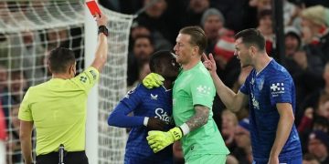 Idrissa Gueye (kanan) masih emosi ketika ditenangkan Jordan Pickford saat ribut dengan Michael Keane dalam laga tandang Everton ke Old Trafford.(REUTERS/Phil Noble)