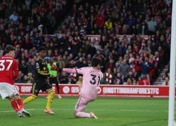 Nicolo Savona (kiri) saat membobol gawang MU, Sabtu (1/11). (REUTERS/Chris Radburn)