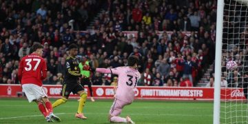 Nicolo Savona (kiri) saat membobol gawang MU, Sabtu (1/11). (REUTERS/Chris Radburn)