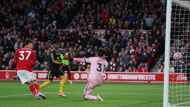 Nicolo Savona (kiri) saat membobol gawang MU, Sabtu (1/11). (REUTERS/Chris Radburn)